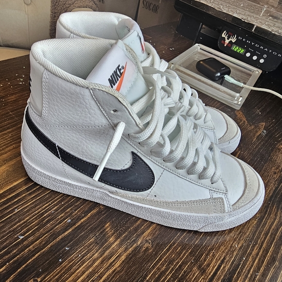 Nike Blazers - Picture 3 of 3
